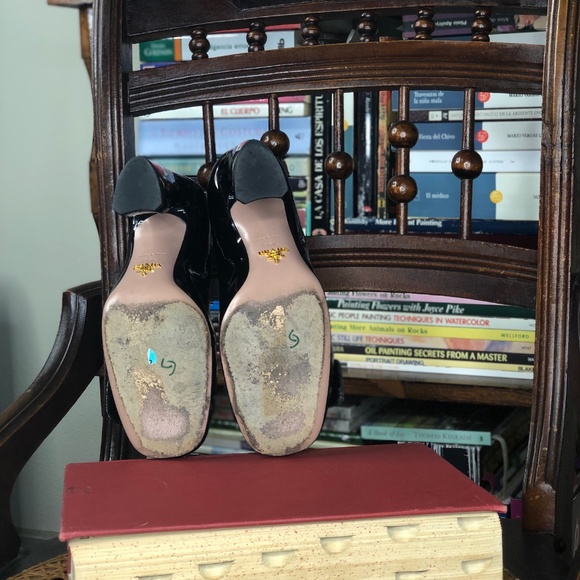 Black patent leather Prada pumps with silver butto - Picture 8 of 8